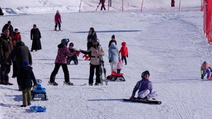 Palandöken'de kayak keyfi sürüyor