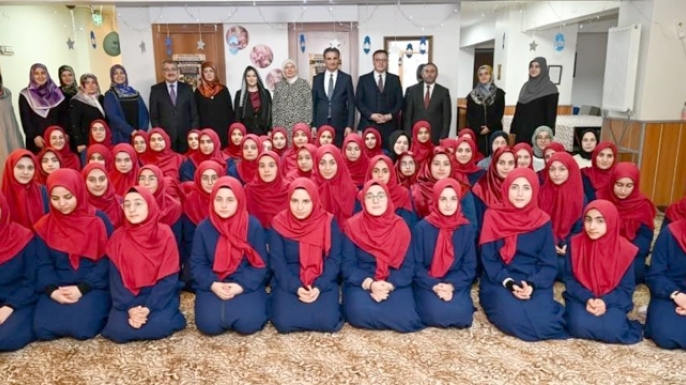 Vali Baruş ve eşi, öğrencilerle ramazan sohbetinde buluştu