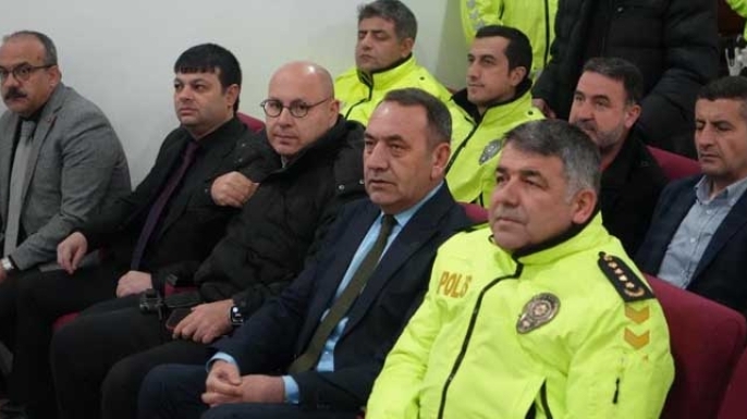 Yeni trafik yasasının ilk cezası polise