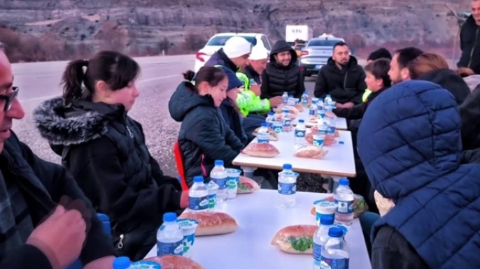 Yoldan geçene iftar ikramı