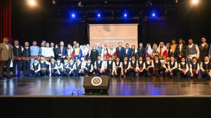 60 gönüllüden muhteşem halk oyunları gösterisi