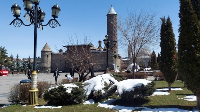 Erzurum’da "dört mevsim" bir arada