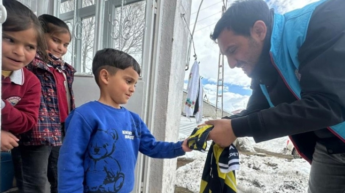 Kaymakam Titiz’den çocuklara forma sürprizi
