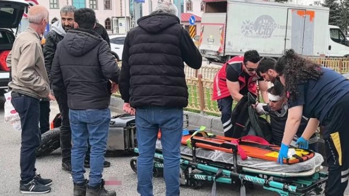 Motosiklet otomobile arkadan çarptı