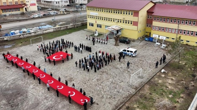 Okul bahçesinde duygu seli; İsimleri okundu, gözyaşları sel oldu