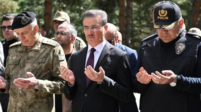 Arefe günü şehitlerin kabri ziyaret edildi