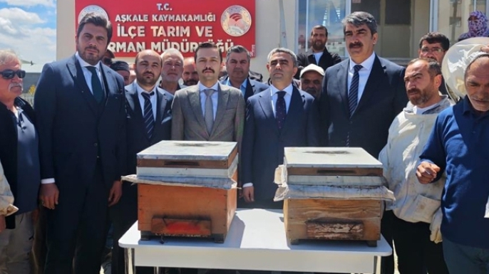 Aşkale'de arıcılığa destek için 50 üreticiye kovan dağıtıldı
