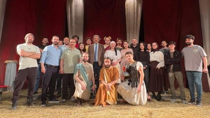 ‘Büyük Romulus’ alkışlarla sezon finali yaptı!