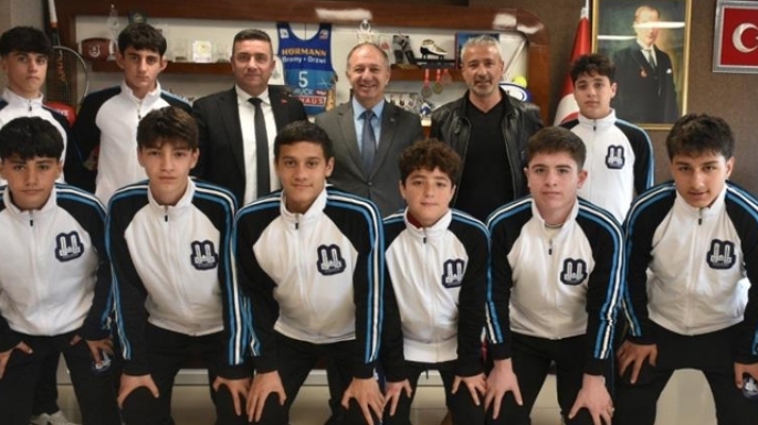Çakmur, futsal takımını tebrik etti