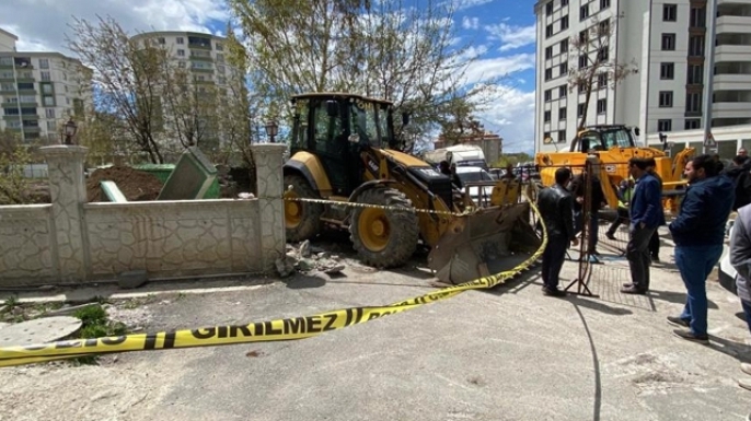 Erzurum'da 700 yıllık türbede tepki çeken yıkım