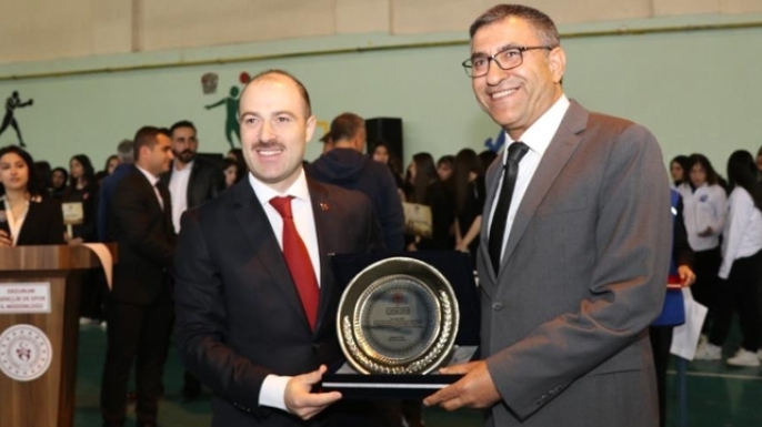 Hasan Oğuz’a anlamlı plaket