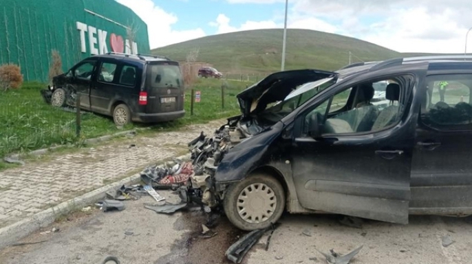 Kavşakta feci çarpışma; 6 kişi yaralandı