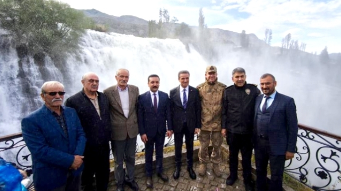 Tortum Şelalesi coştu, Vali Baruş hayran kaldı