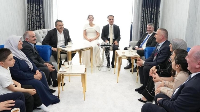 Yüzükleri Bakan Tekin taktı
