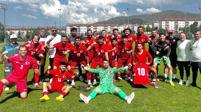 400 futbolcu Erzurum’da sahaya indi