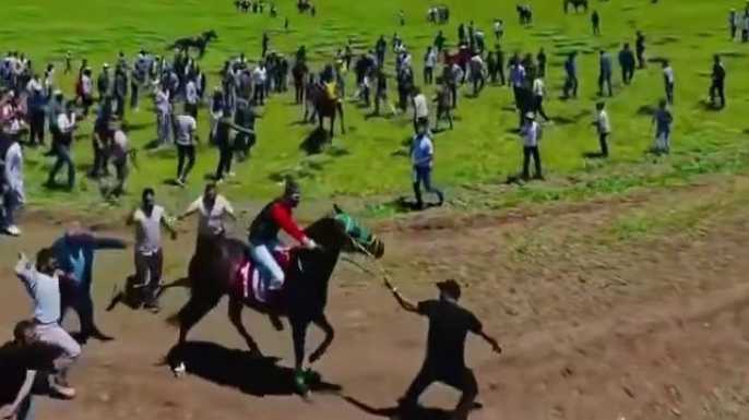 Geleneksel yarışta tepki çeken manzara