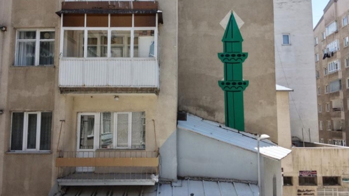Minareye yer bulamayınca duvara tasarladılar