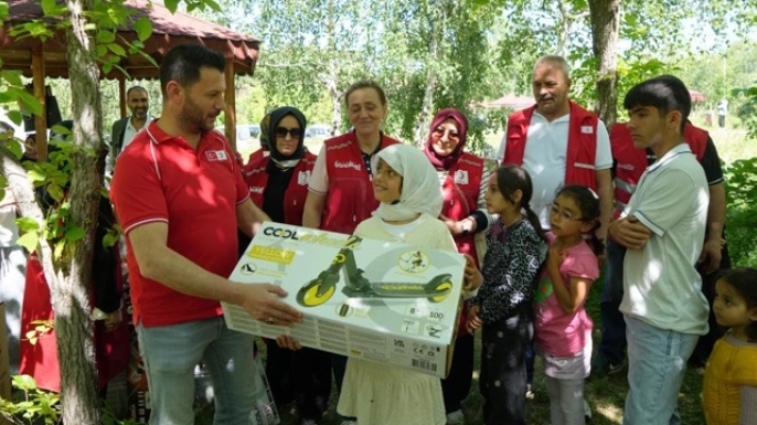 Palandöken Kızılay’dan karne hediyesi
