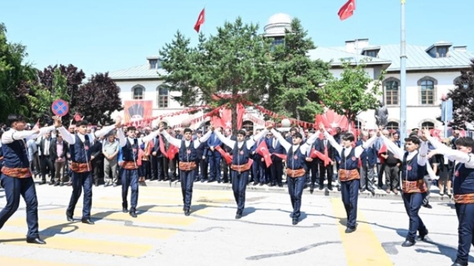 107 yıllık gurur törenlerle kutlandı