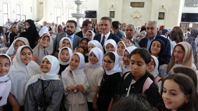 Cami bahçesi şenlik alanına döndü