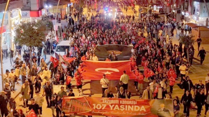 Erzurum'da 107. yıllık coşku fener alayı ile renklendi