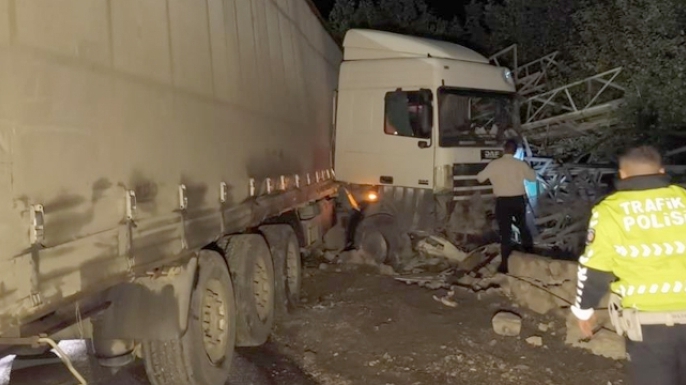 Gürcü plakalı tır savrulup depoya daldı!