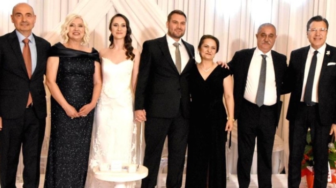 Özyapar ve Handır ailelerinin mutlu günü