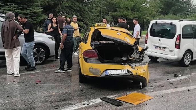 10 araç birbirine girdi, 5 kişi yaralandı