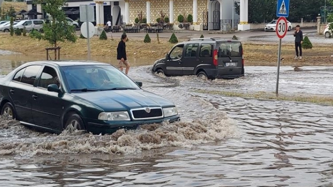 10 dakika yetti, trafiği felç etti