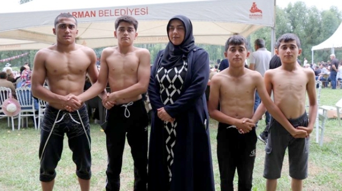 4 oğlu sahada, anne kenarda!