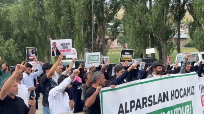 Alparslan Kuytul’un sevk edildiği Erzurum’da hareketli saatler