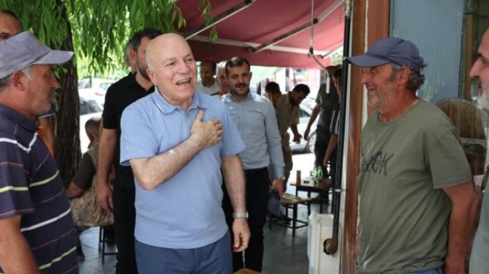 Başkan Sekmen İspir ve Pazaryolu’nda vatandaşla kucaklaştı