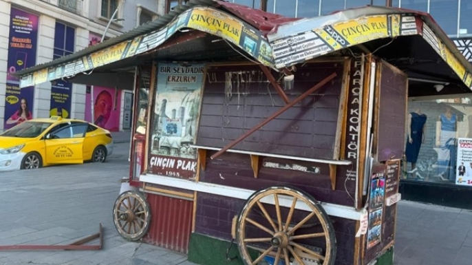 Caddedeki büfe otobüs çarpmasıyla hasar gördü