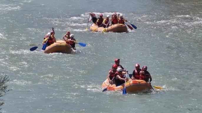 Çoruh'un hırçın sularında nefes kesen rafting yarışı