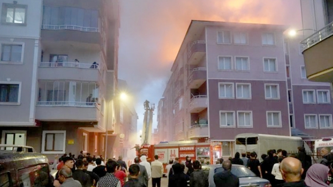 Erzurum'da korkutan çatı yangını