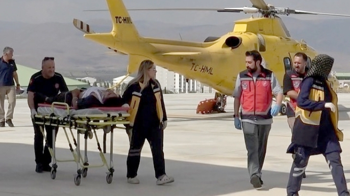 İtfaiye kurtardı, helikopter hastaneye yetiştirdi