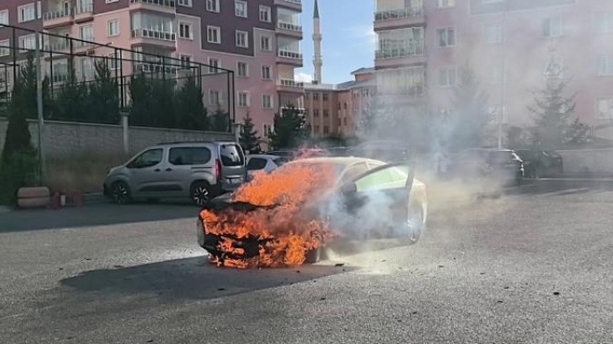 Alev alan otomobil kül oldu