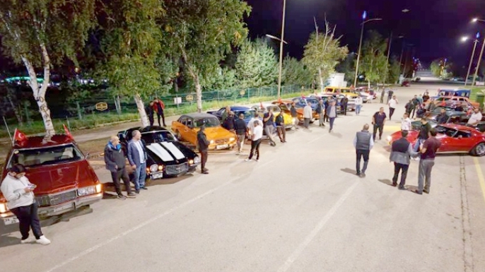 Erzurum'da klasik araçlarla nostalji rüzgarı