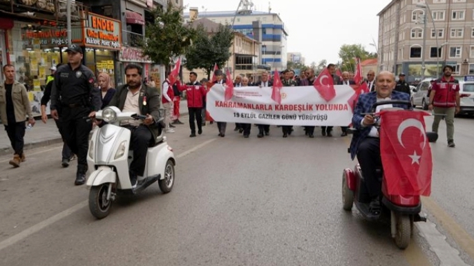 Gazilerden kortej yürüyüşü