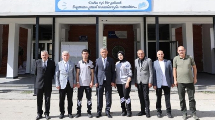 Okul bahçe görevlileri görev başında