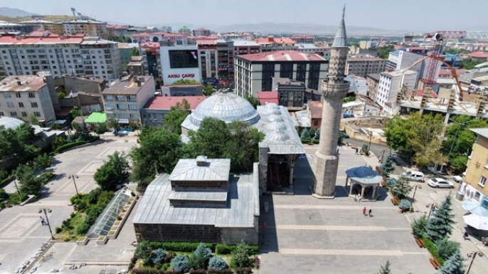 Önce minare yapıldı, cami sonradan eklendi