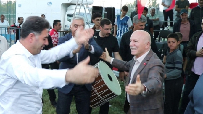 Sekmen davul-zurnanın sesi gelince dayanamadı