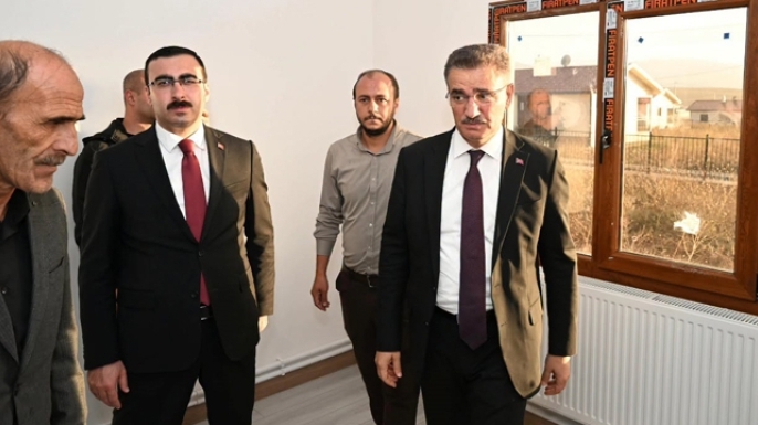Vali Baruş'tan Yavi'de tamamlanan deprem konutlarına inceleme