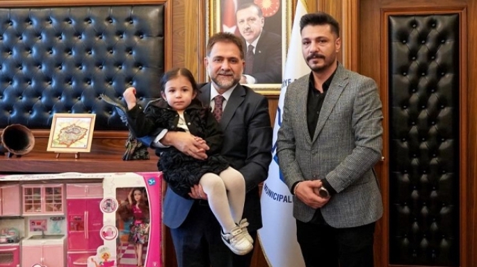 Balkondan başlayan sevgi, belediyede buluşmayla taçlandı