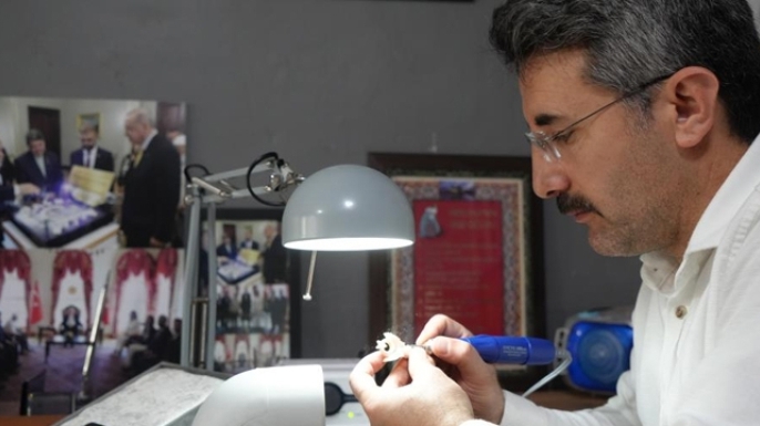 Mesaisinden arta kalan zamanı sanata dönüştürüyor