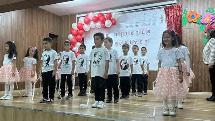 Minik yüreklerden Cumhuriyet gösterisi