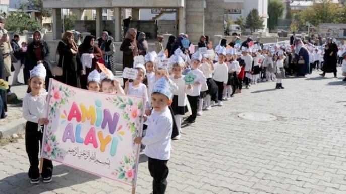 Oltu’da minik yüreklerden “Amin Alayı”