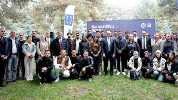 Rektör Hacımüftüoğlu öğrencilerin taleplerini dinledi