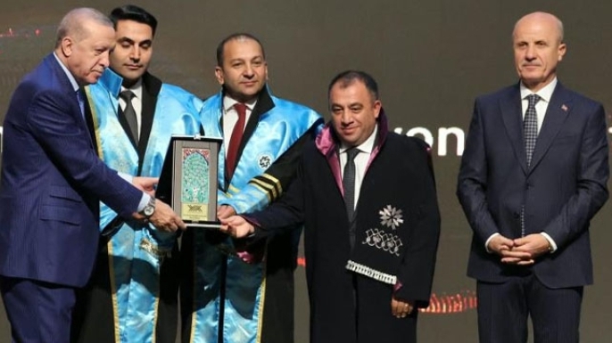Yılın doktora tezi ödülü Özkan’a...
