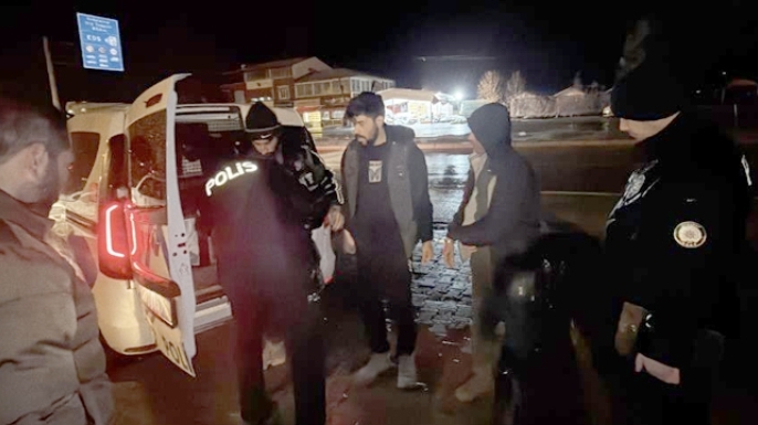 3 kaçak göçmenle yakalandı